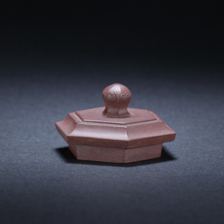 LOT 520 陳容作僧帽紫砂壺