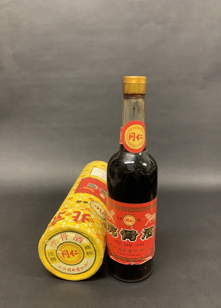 LOT 927 70年代北京同仁堂虎骨酒