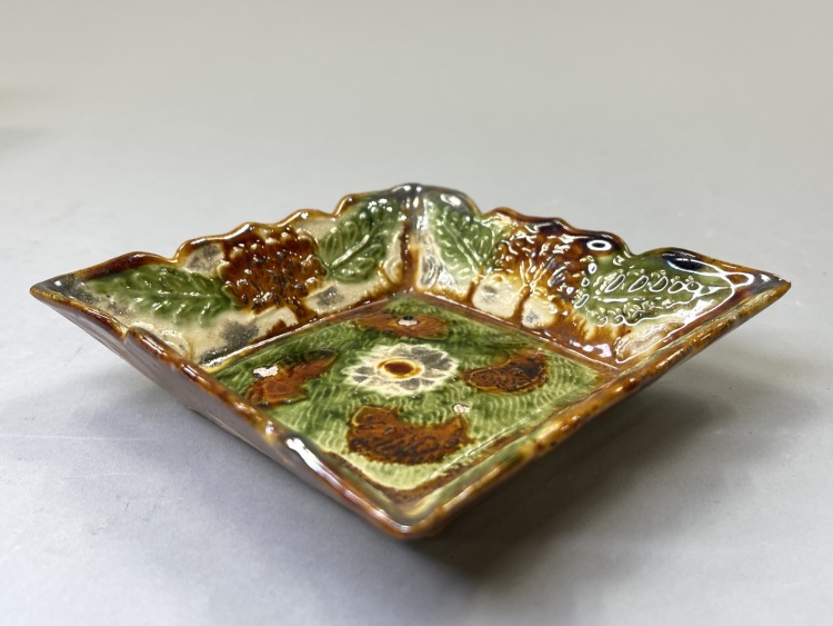 中国古陶磁 遼 三彩花文長盤 華南三彩印花双魚文盤 - 京都国立博物館 館蔵品データベース