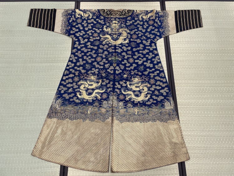 LOT 0560 清藍地納紗平金銀繡龍紋夏服龍袍