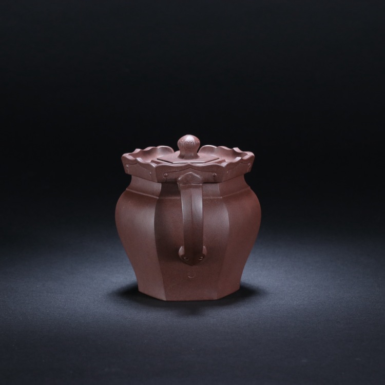 LOT 520 陳容作僧帽紫砂壺