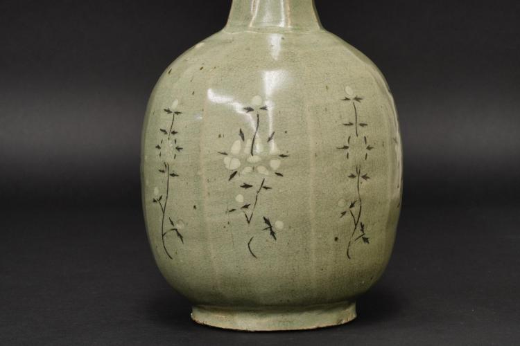 中国古玩　青磁山葡萄文面取花生　31cm13cm LOT 201 高丽时期青瓷镶嵌菊花纹长颈瓶日本桐箱附小山富士夫旧藏