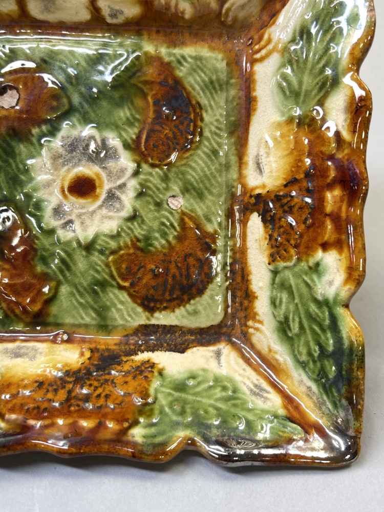 中国古陶磁 遼 三彩花文長盤 華南三彩印花双魚文盤 - 京都国立博物館 館蔵品データベース