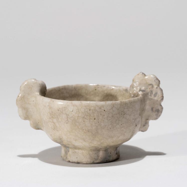 李朝初期 粉引耳盃 花地蔵 - 李朝 粉引耳盃 | 古美術品専門サイト fufufufu.com