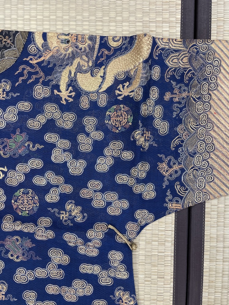 LOT 0560 清藍地納紗平金銀繡龍紋夏服龍袍