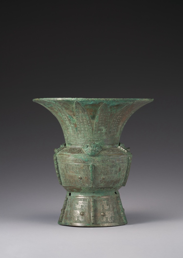 LOT 709 商青銅犧首饕餮虺龍紋尊