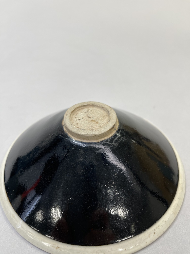 LOT 0682 北宋磁州窯白覆輪鐵鏽斑斗笠盞