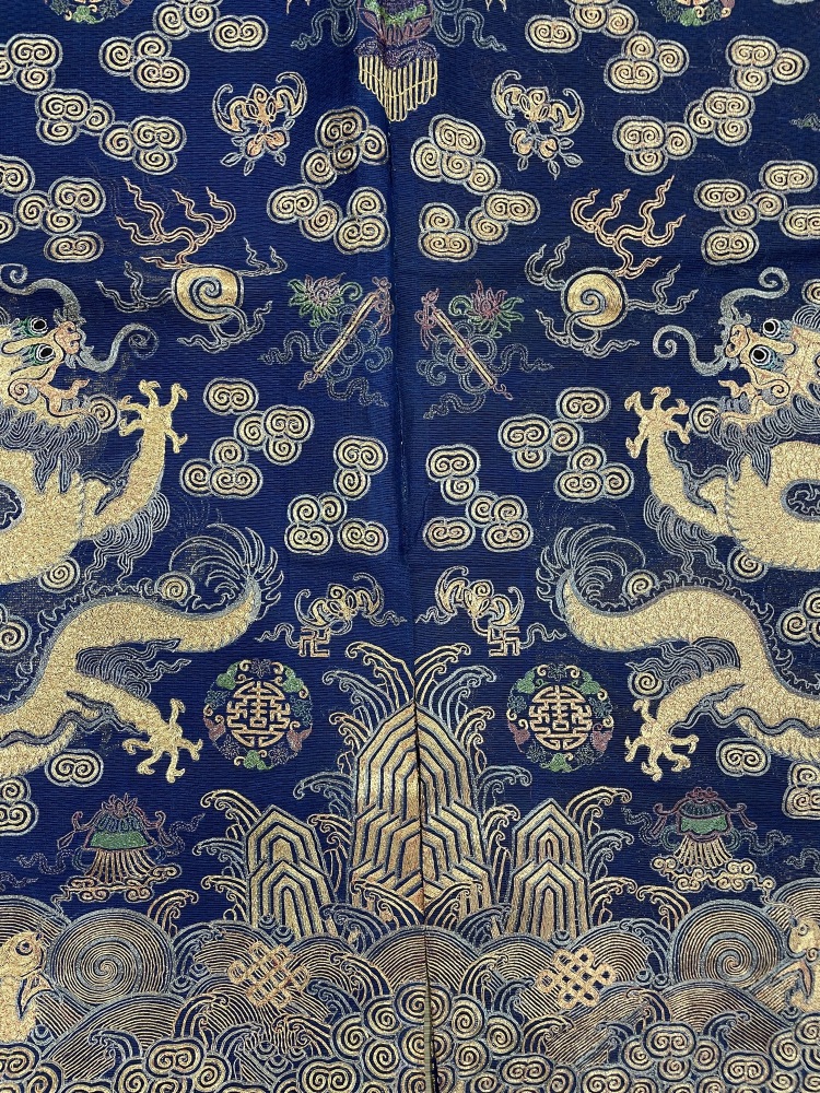 LOT 0560 清藍地納紗平金銀繡龍紋夏服龍袍