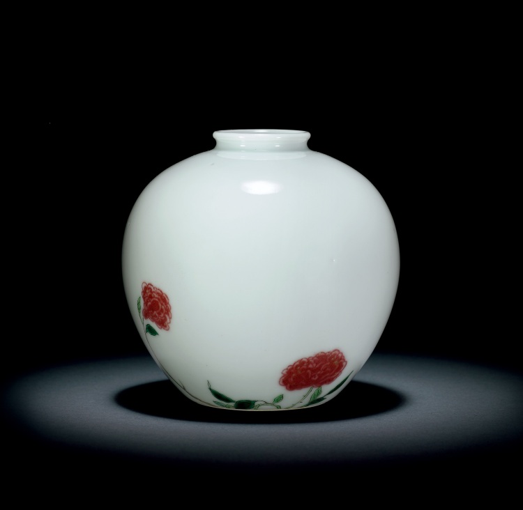 LOT 1136 清康熙釉裡紅加彩花卉蘋果尊