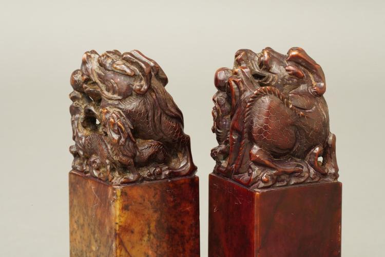 LOT 512 寿山石印章两方锦箱附朱文印：梅洗白文印：田中正明信印