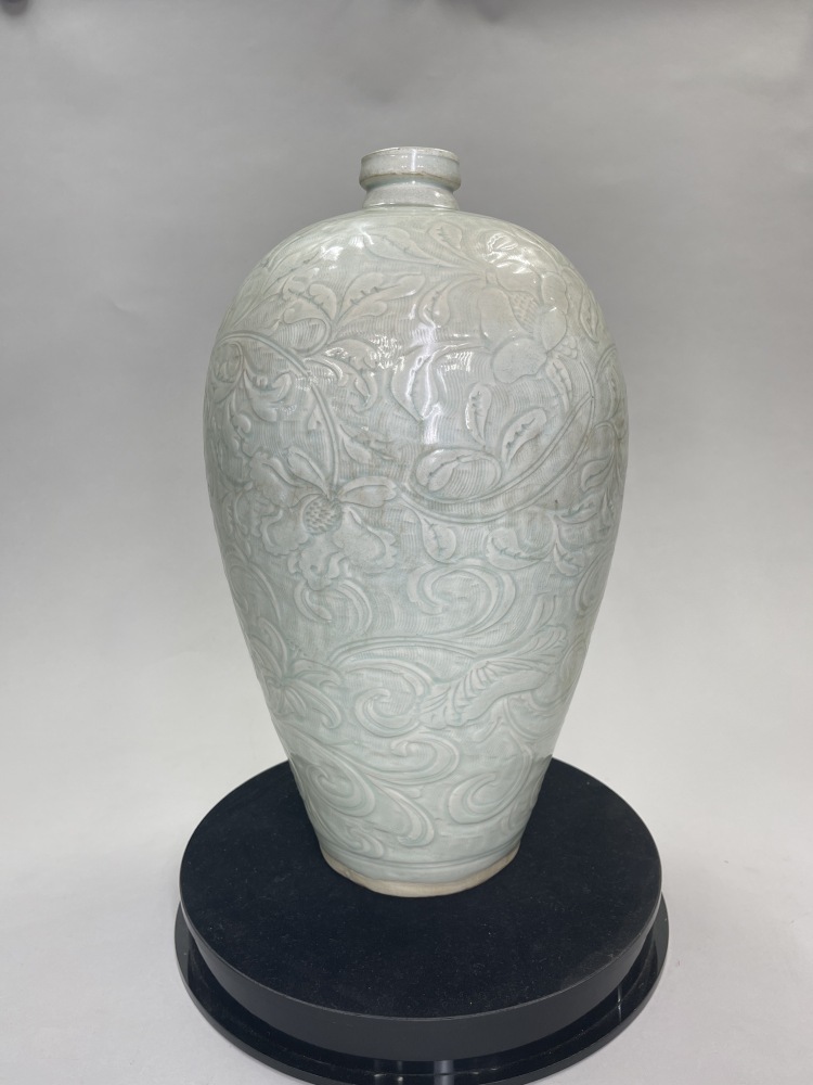 LOT 0686 北宋青白釉刻花纏枝花卉紋梅瓶