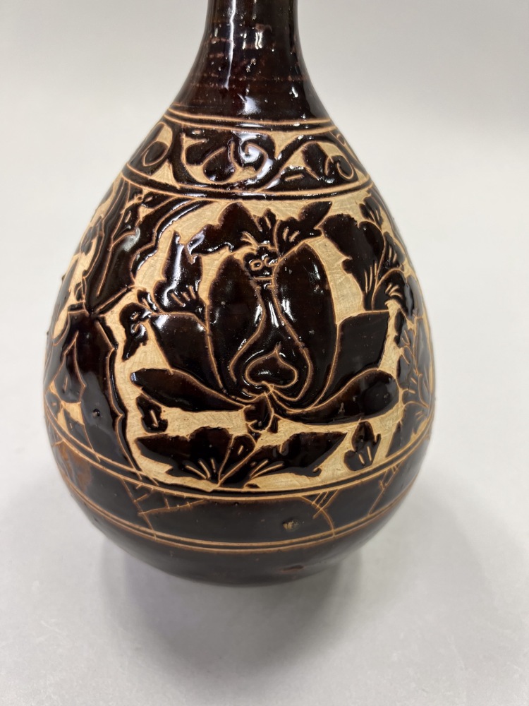 黑釉 窯変紋 天目瓶 宋元時代 高さ約22.1cm LOT 0754 宋磁州窯黑釉搔落牡丹紋瓶