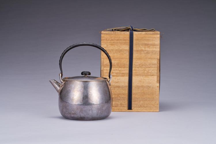 LOT 003 真鍋靜良 純銀鐵摘壺（共箱）