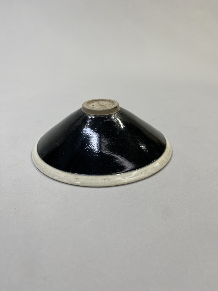 LOT 0682 北宋磁州窯白覆輪鐵鏽斑斗笠盞