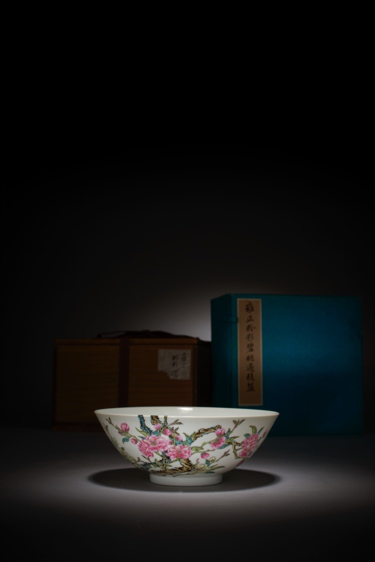 LOT 0548 清雍正粉彩過枝桃花圖紋碗