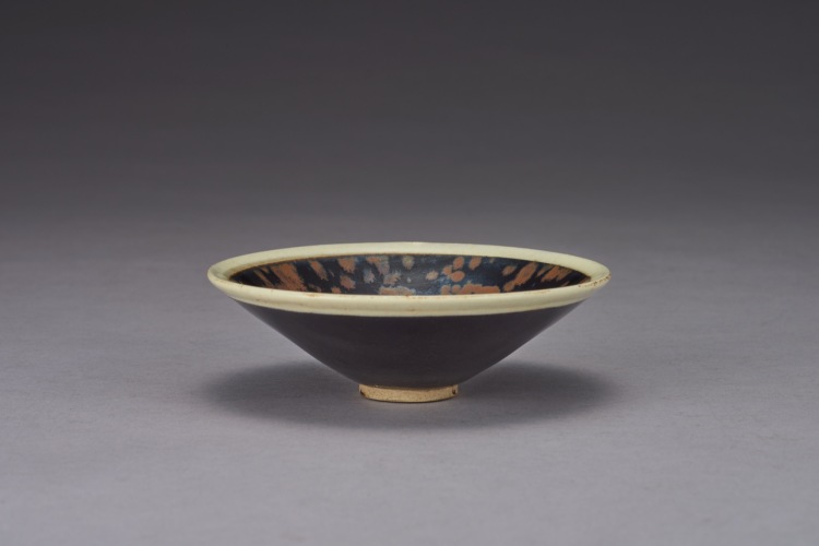 磁州窯 LOT 0682 北宋磁州窯白覆輪鐵鏽斑斗笠盞