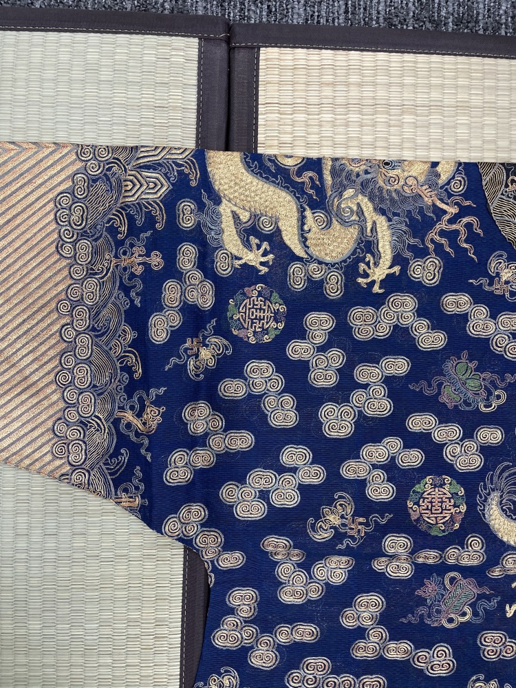 LOT 0560 清藍地納紗平金銀繡龍紋夏服龍袍
