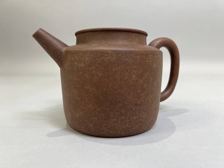 LOT 0553 方允卿款 紫砂壺