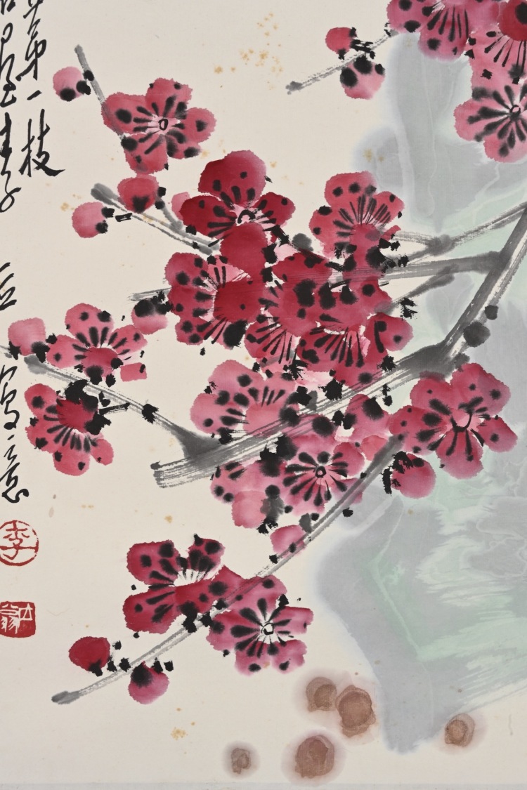 陸抑飛 花鳥 石榴圖 陸抑飛 花鳥 石榴圖 陸抑飛 花鳥 石榴圖 An embroidered 'birds and