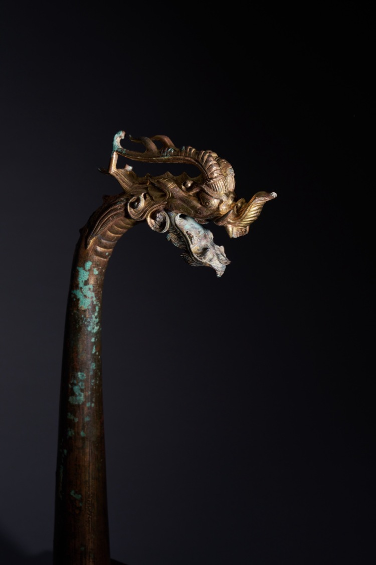 中国古美術・旧蔵品・純銅製・高浮彫・錾刻・鎏銀・八宝紋 盤龍 首飾箱・置物・茶道 A RARE GILT-SILVER 'BIRD' BOX AND COVER-Yu Jen Taipei Art