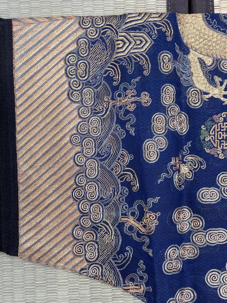 LOT 0560 清藍地納紗平金銀繡龍紋夏服龍袍